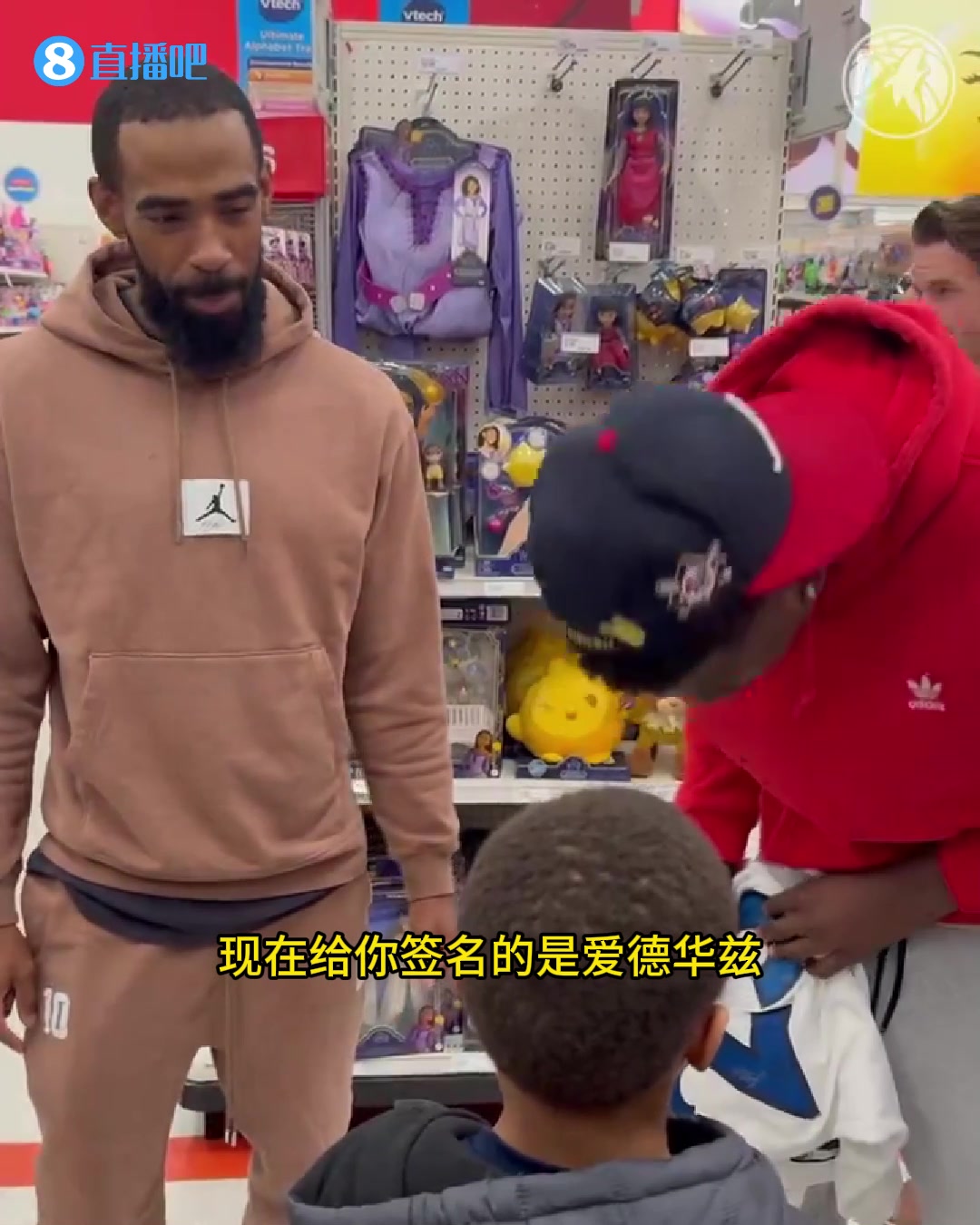 爱德华兹向小球迷吹嘘：我隔扣过很多人！球迷：你没在我头上扣过