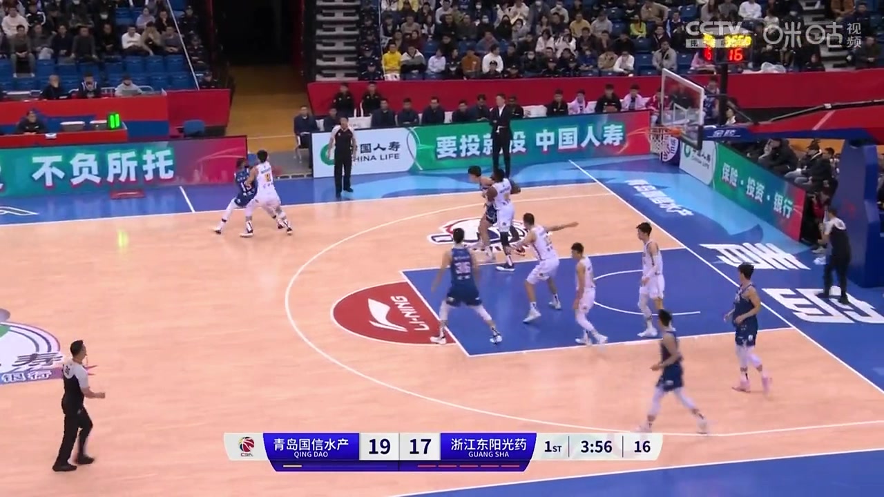 约老师既视感！杨瀚森低位面对包夹 长传远端队友飙进空位三分
