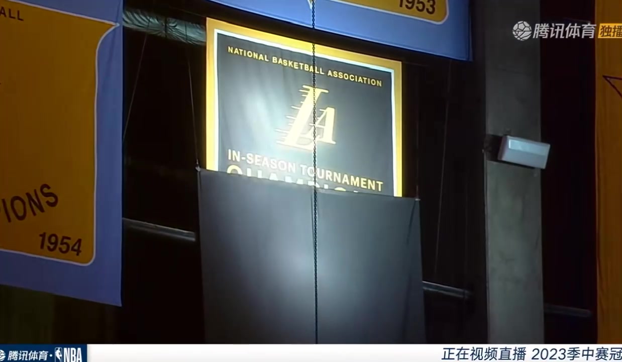 湖人赛前升起季中锦标赛旗帜 镜头给到老詹淡定/一脸事不关己