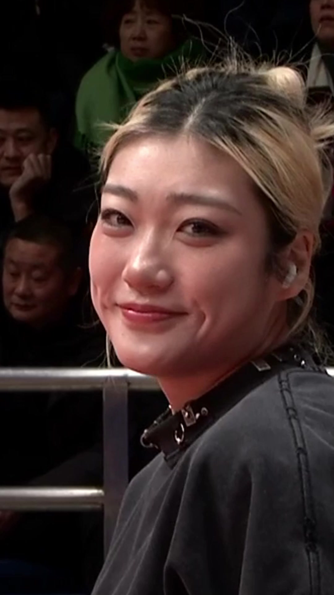 美美的！化妆的李梦场下观战 为四川队友们加油