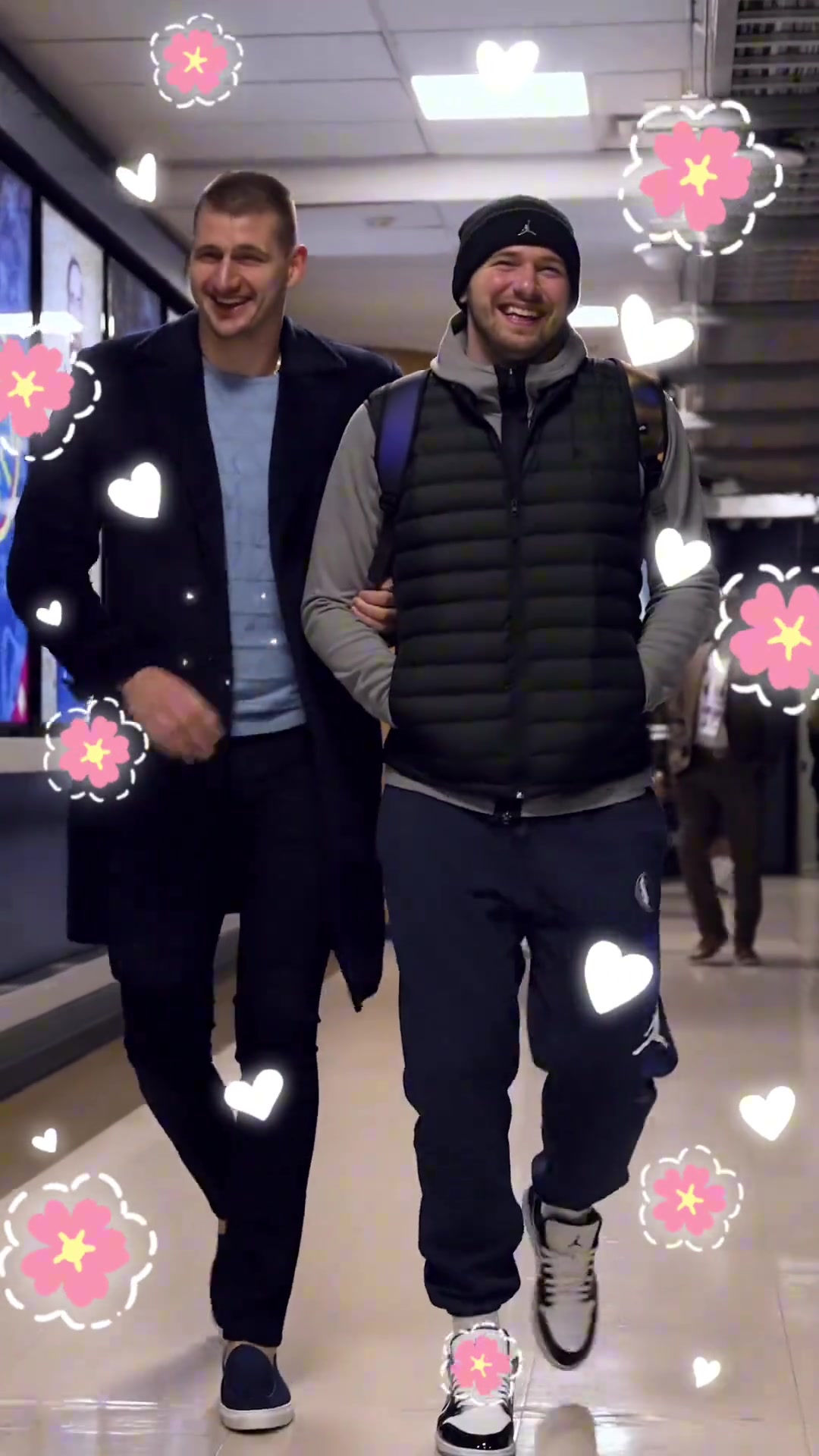 以为你们两个是队友呢！约基奇/东契奇并排走笑开花