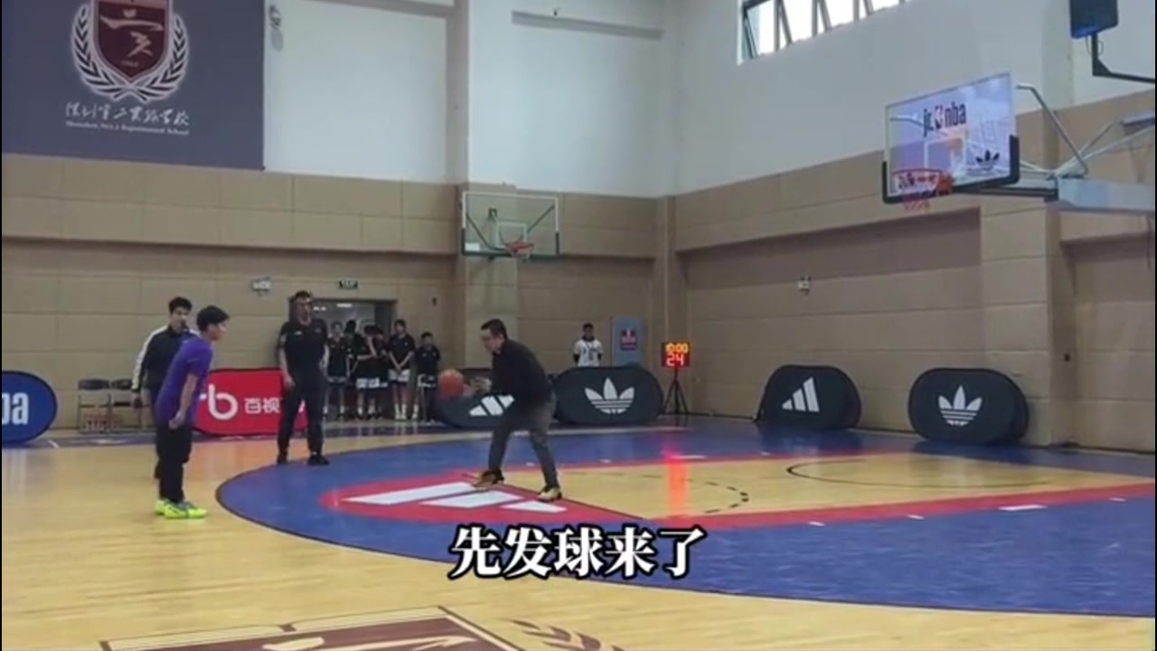 徐静雨与高中女篮队长单挑 全程背打仍败下阵来！徐静雨直呼：比柯凡强多了