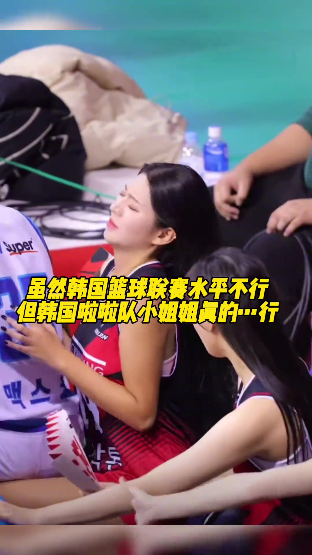 韩国篮球联赛队员救球险些坐伤场边小姐姐