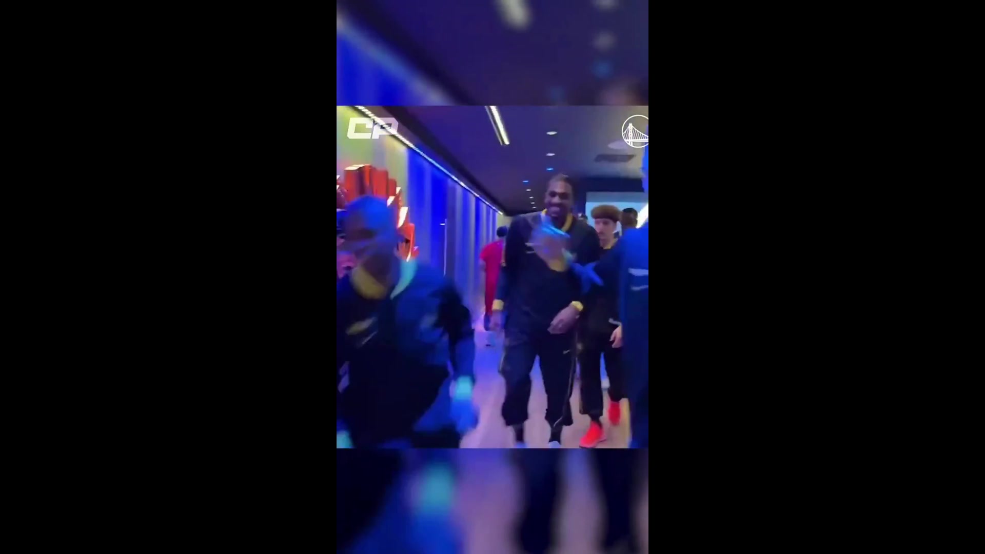 哈哈哈！美媒恶搞：普尔走错球员通道，撞上勇士球员们
