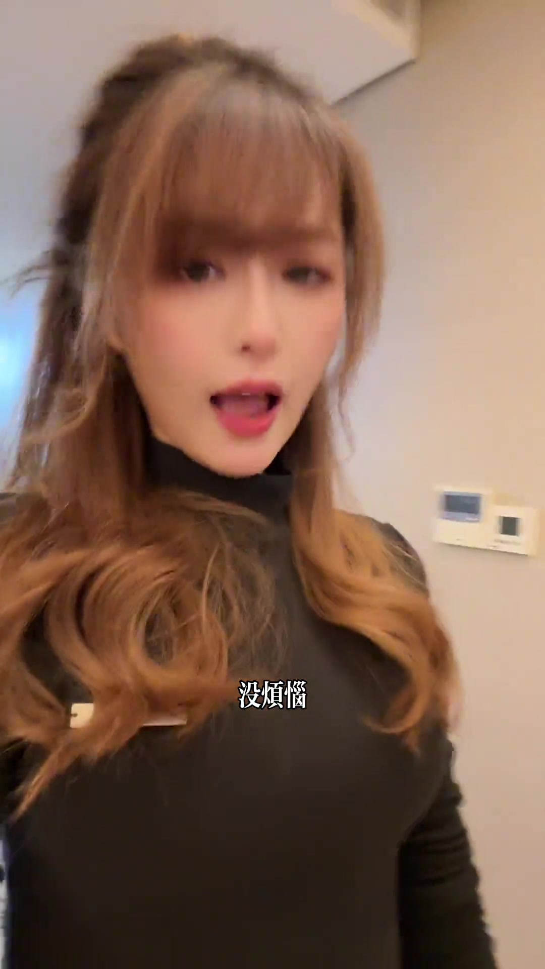 五连胜！哪来的烦恼！勇士赢球后 女主播小七高兴晒自拍视频