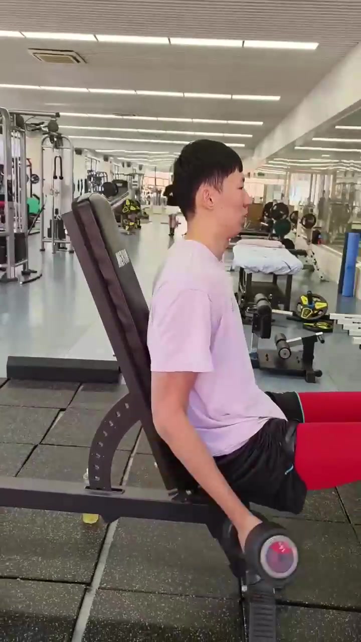 小吧在现场实拍：上一场周琦膝盖扭伤 今天力量训练