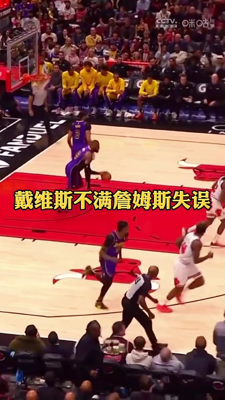 无语！浓眉崴脚后不满裁判不叫停比赛 自媒体剪成不满詹姆斯失误