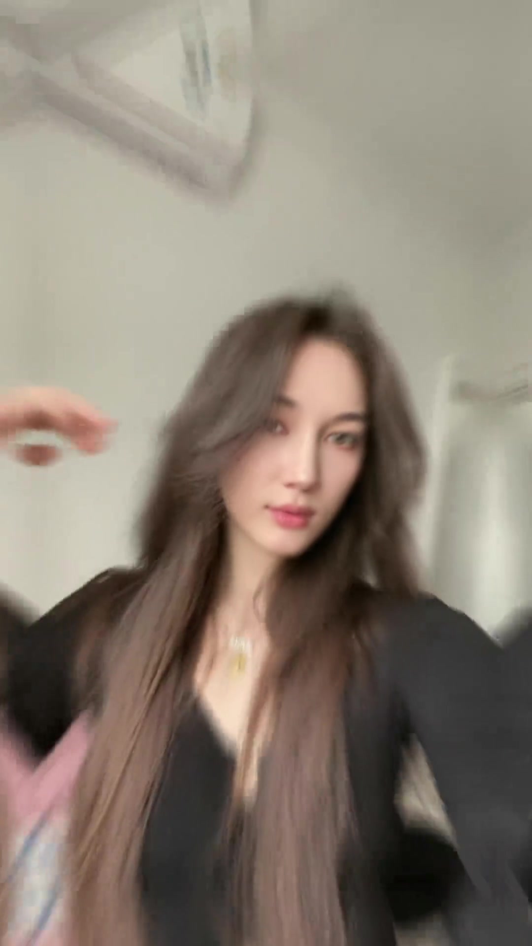 真滴高颜值啊！昨晚和曹芳发生冲突的孟凡西的妹妹~