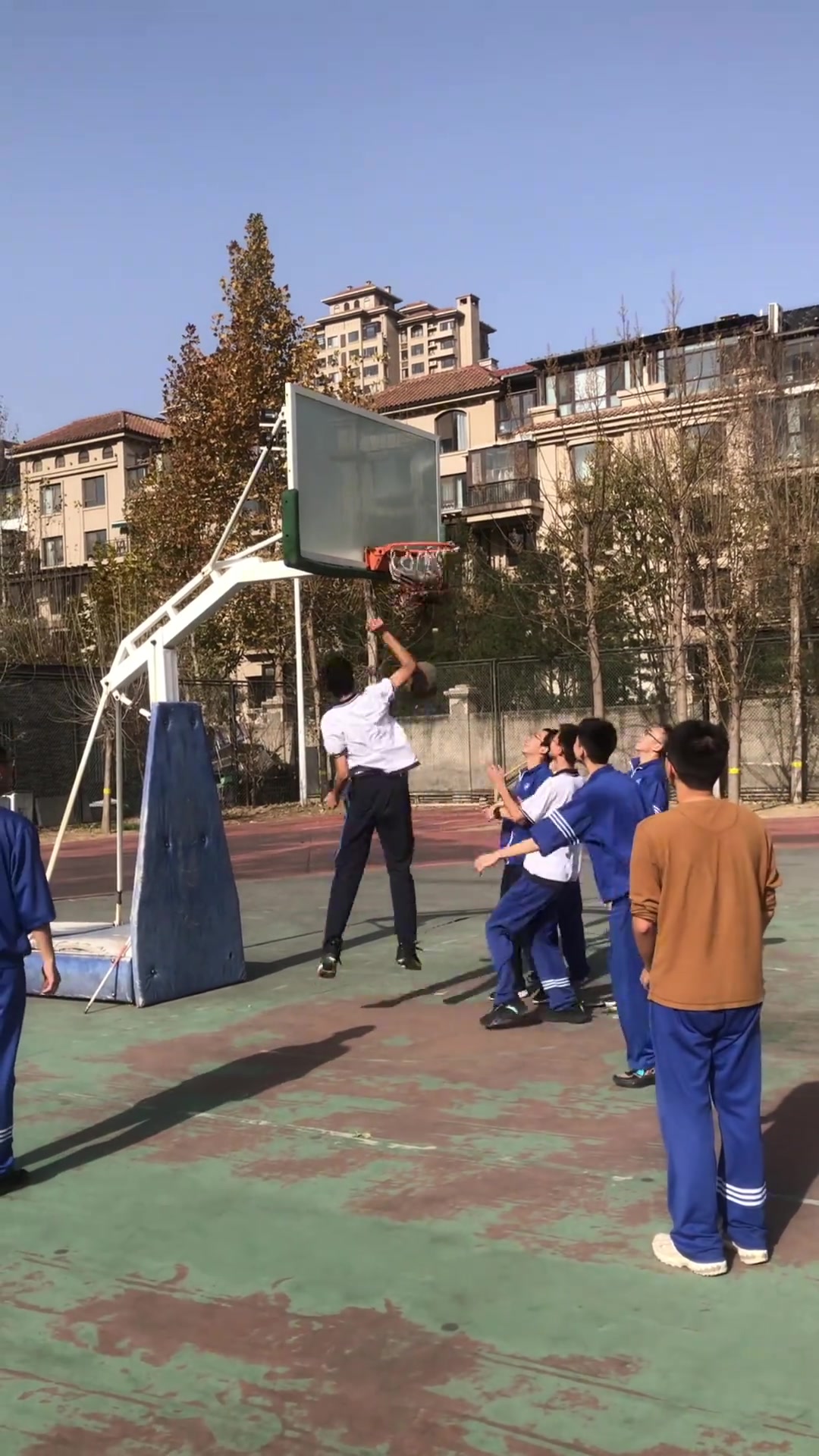 卧槽！这小伙一脸学霸的样子，怎么说扣篮就扣篮了