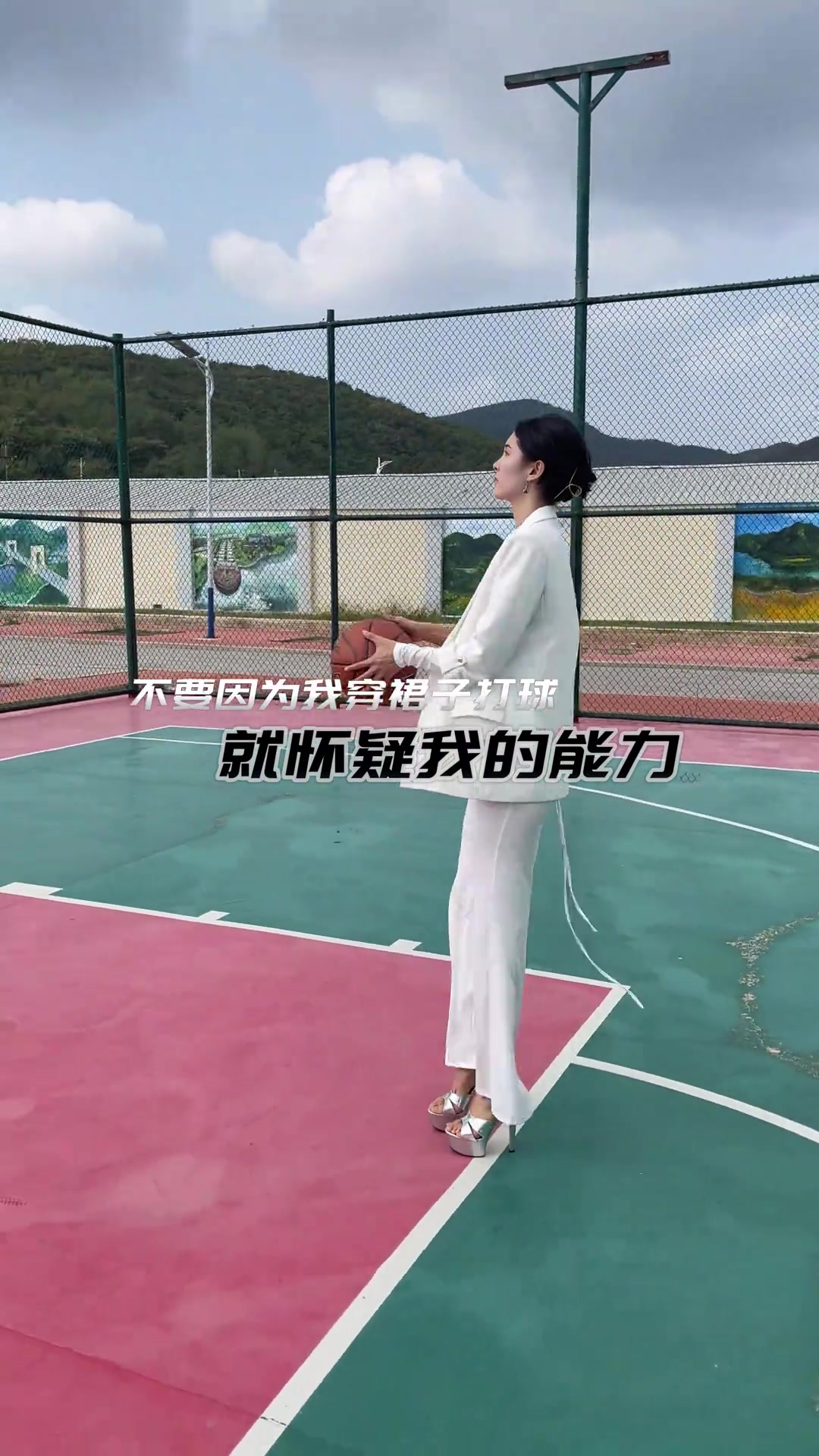 球场长裙美女背后的实力不可估量啊...