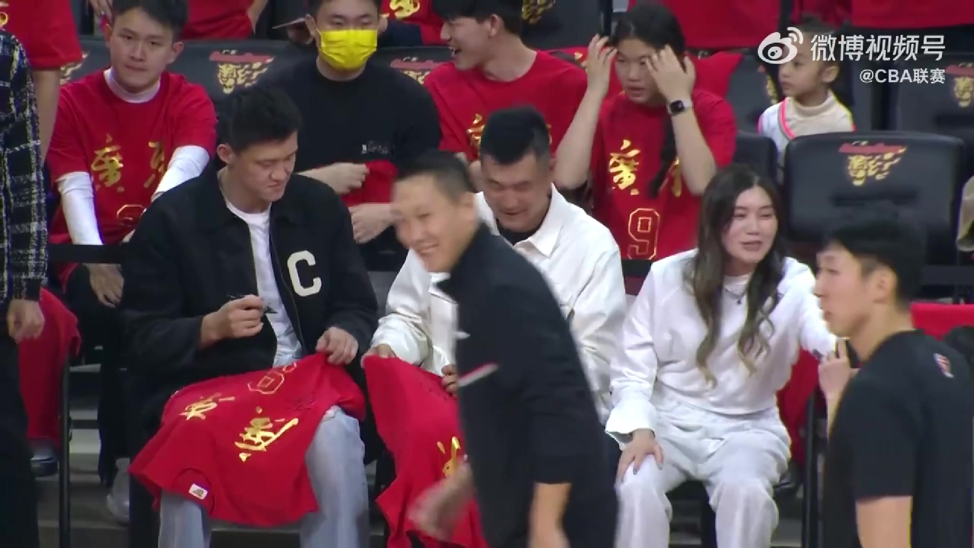 旁边的妹子亮眼了！王仕鹏和周鹏来到易建联退役现场