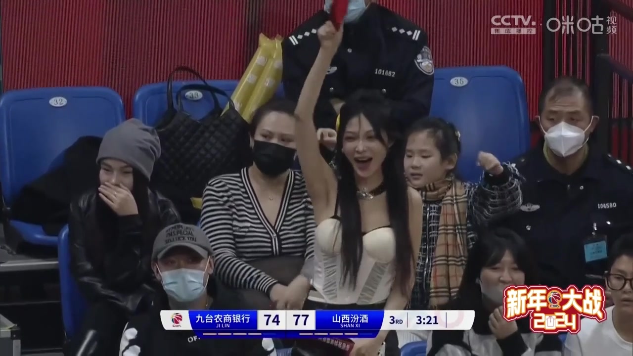 皮特森飙进三分 场边美女激动地站起来庆祝！