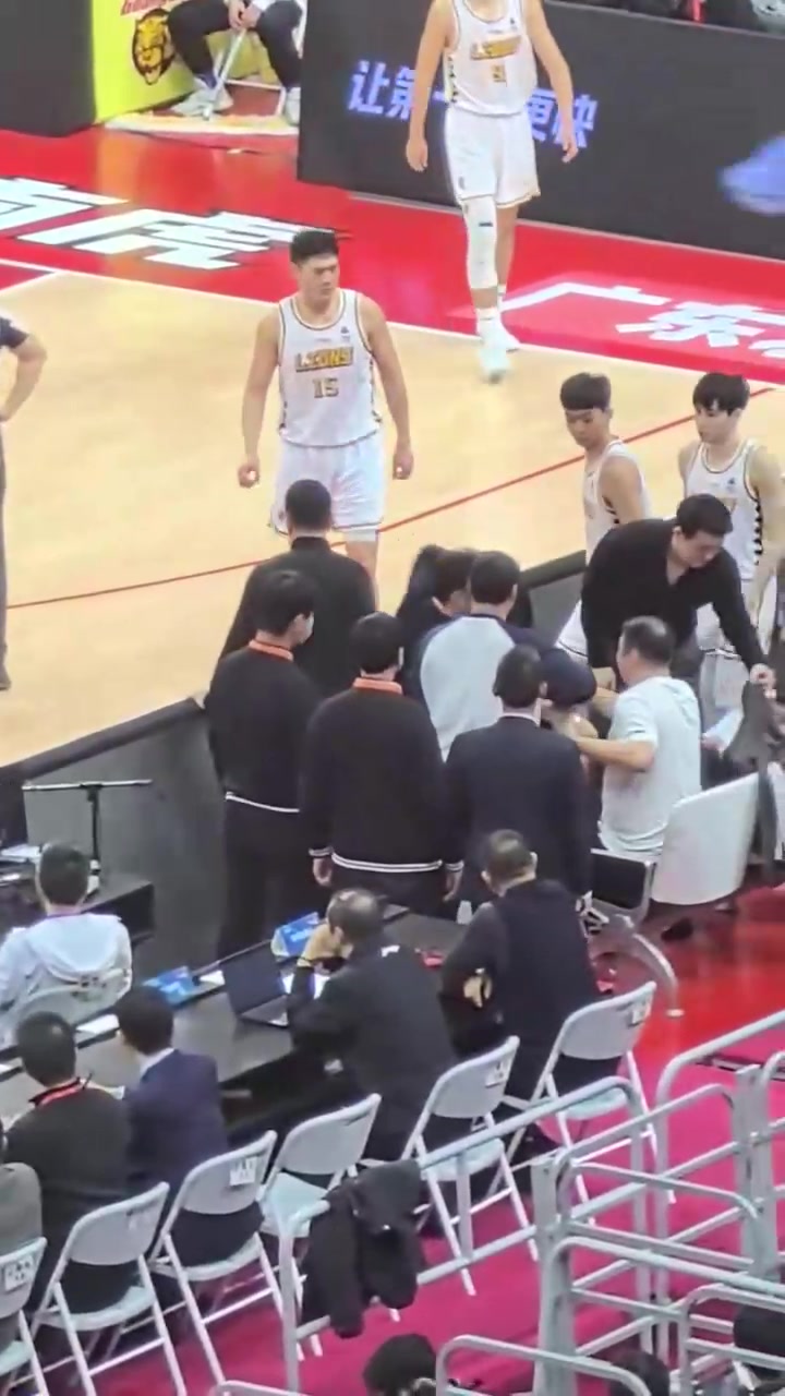 不满裁判吹罚！广厦老板直接到场边招呼球员下场