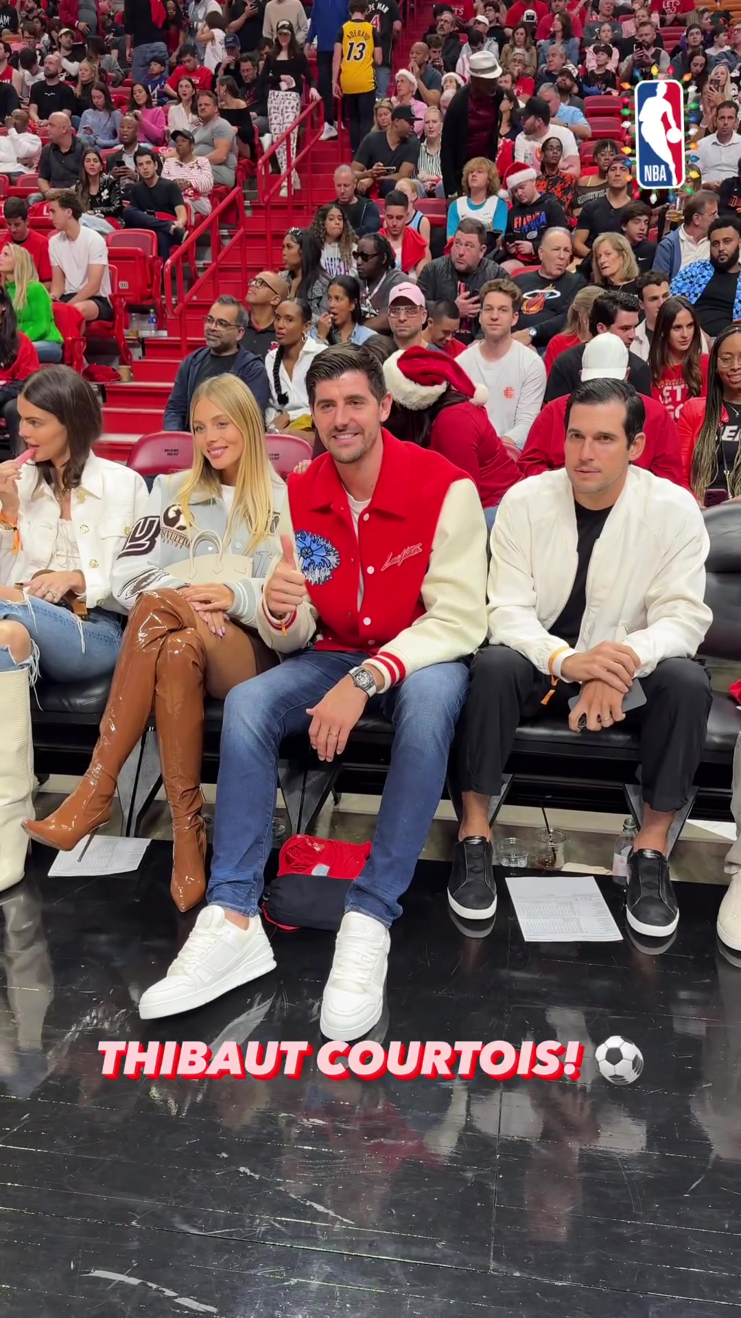 库尔图瓦携妻子格雷兹格现场观看NBA比赛
