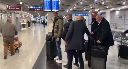 记者：奥姆林已经抵达杜塞尔多夫，今天将完成体检并与门兴签约