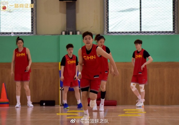 加油中国女篮官方晒球队集训照姑娘