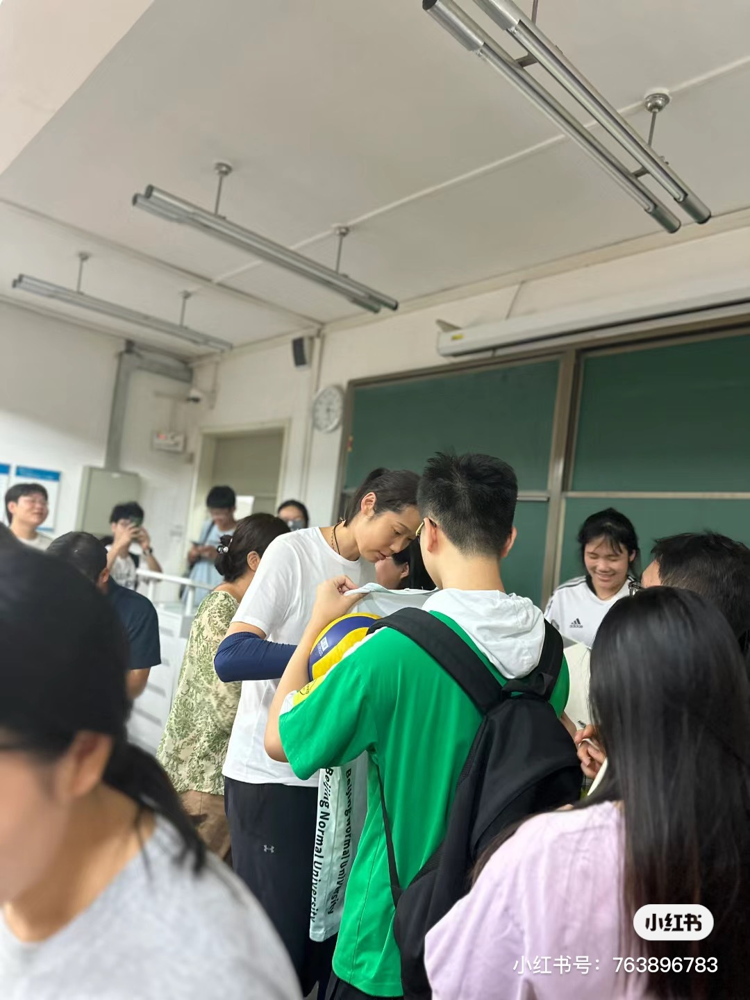 好久不见！朱婷回到北京师范大学上课，教室化身追星现场