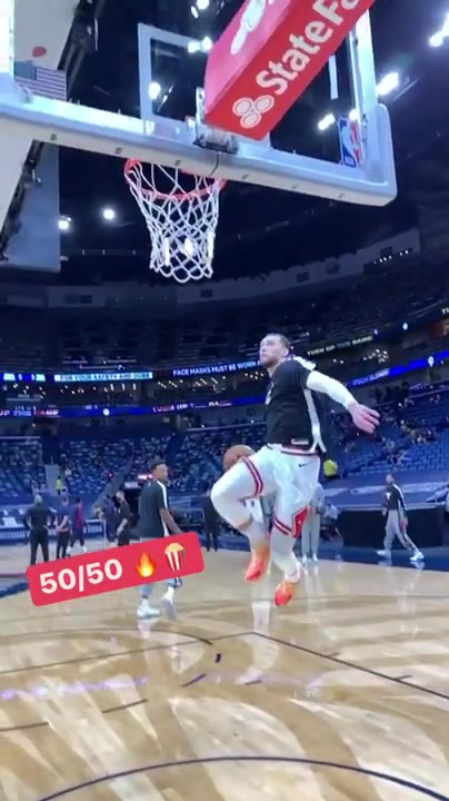 Wooow！拉文这个热身扣篮也很牛B诶！