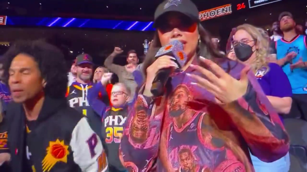 哇 被你秀到了！导播给到太阳球迷10秒镜头复原魔方