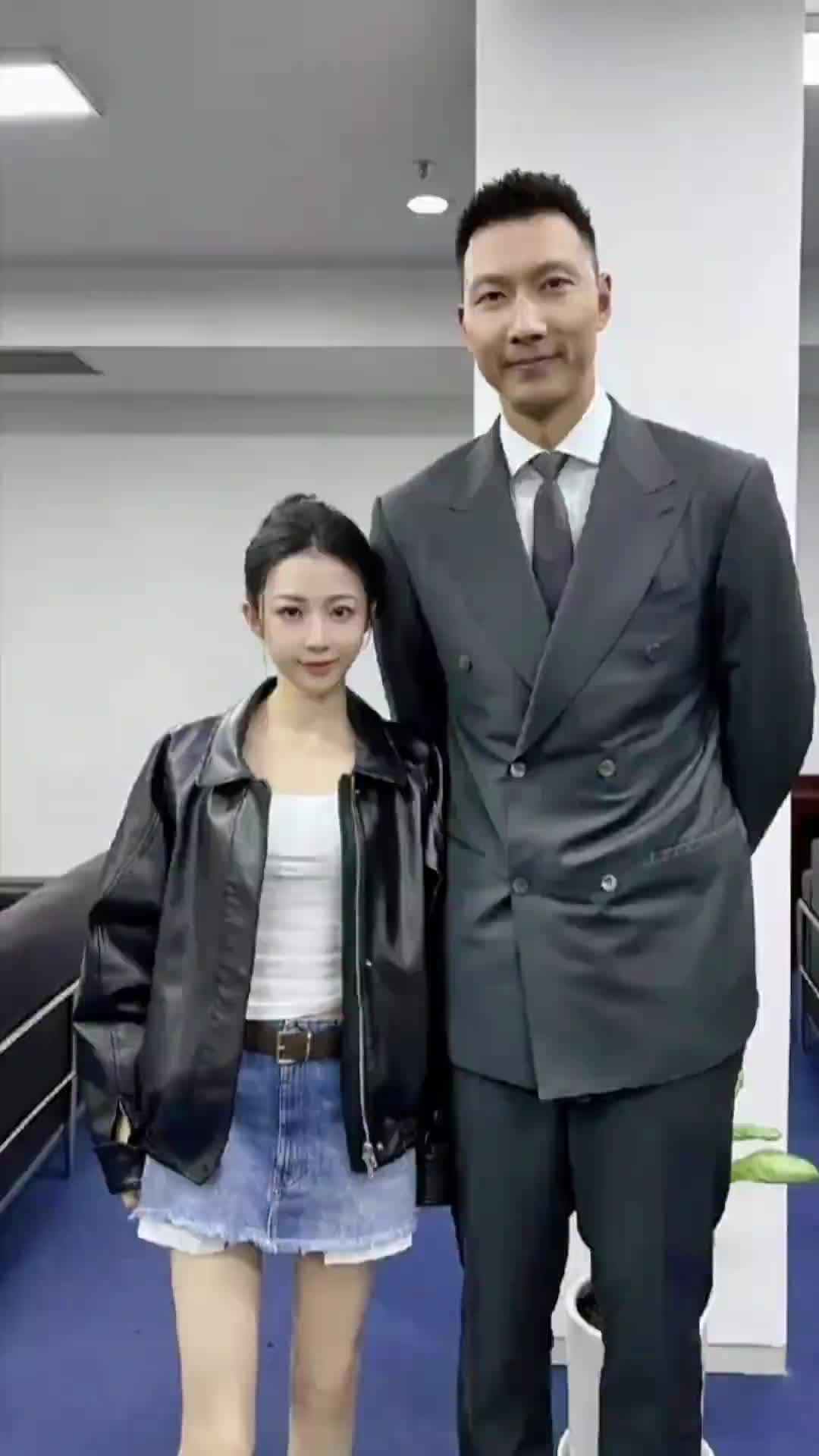还是阿联的粉丝啊！易建联跟好友潘玮柏的妻子宣云合影