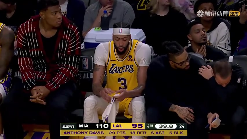 球队表现得太差劲！湖人主场球迷直接倒戈高喊“Let‘s Go Heat”