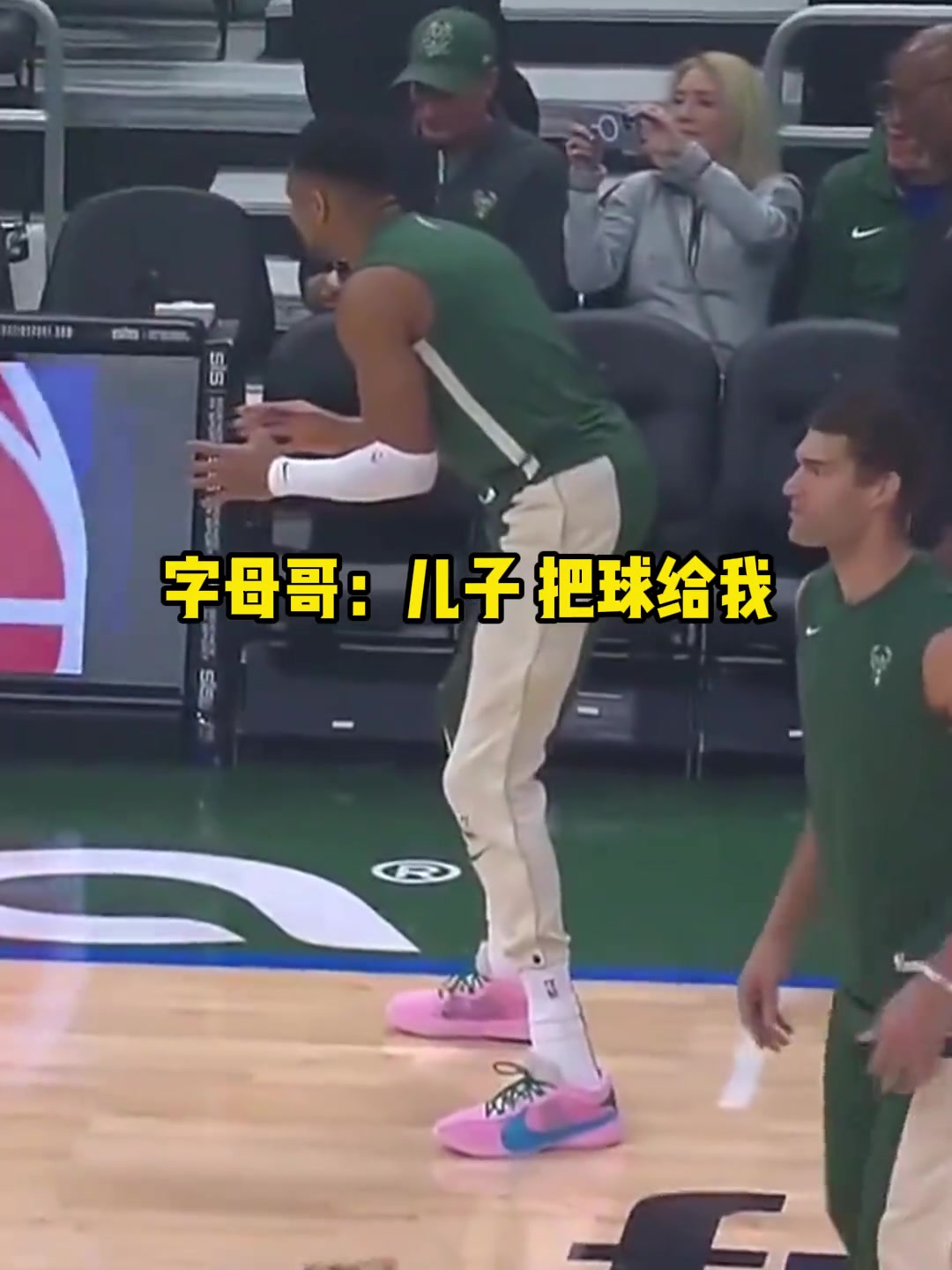 好家伙！雄鹿一场比赛上了4个阿德托昆博？？