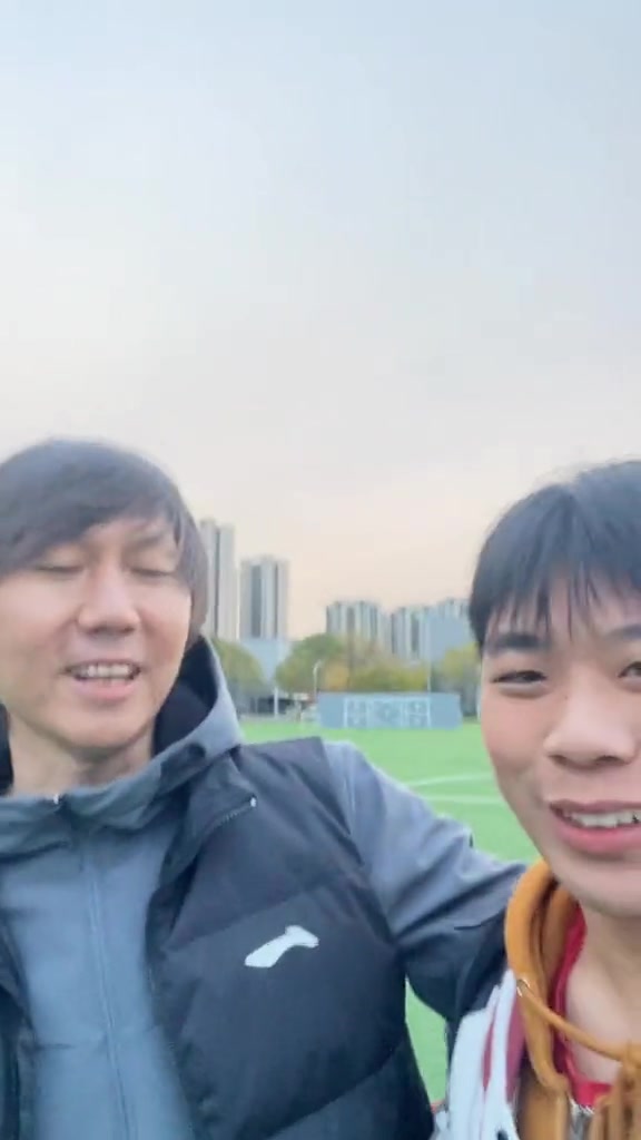 小伙挺皮！网友与李铁合影，做经典吹头发动作调侃李铁