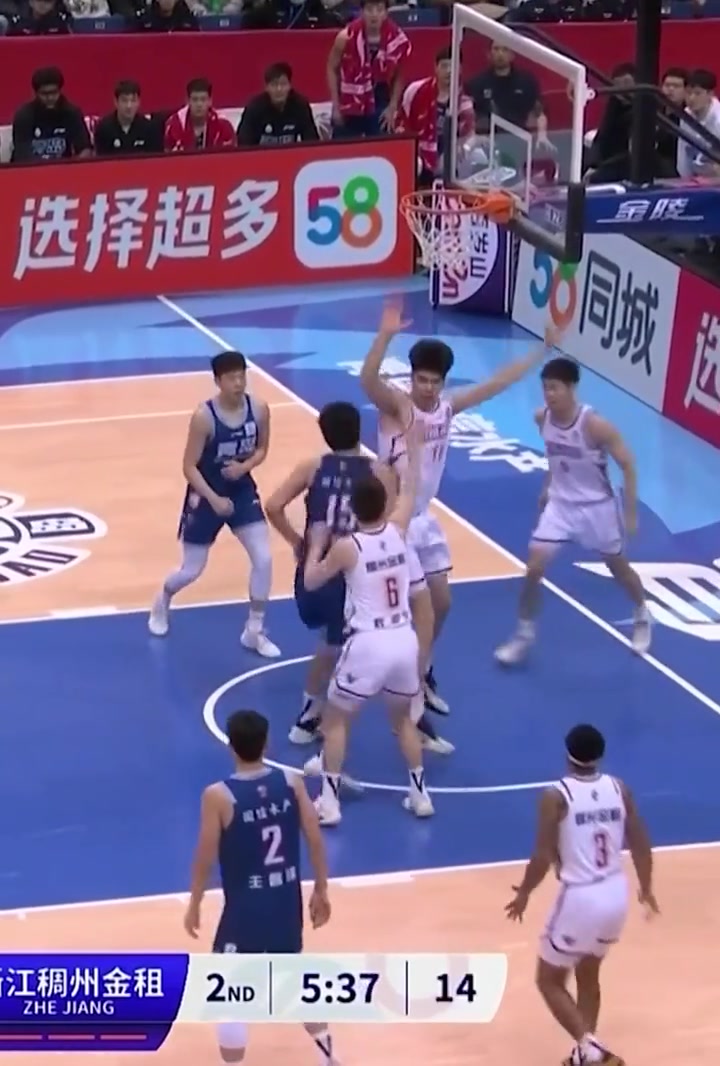 就是这么轻松！杨瀚森篮下点抢篮板单臂隔扣余嘉豪