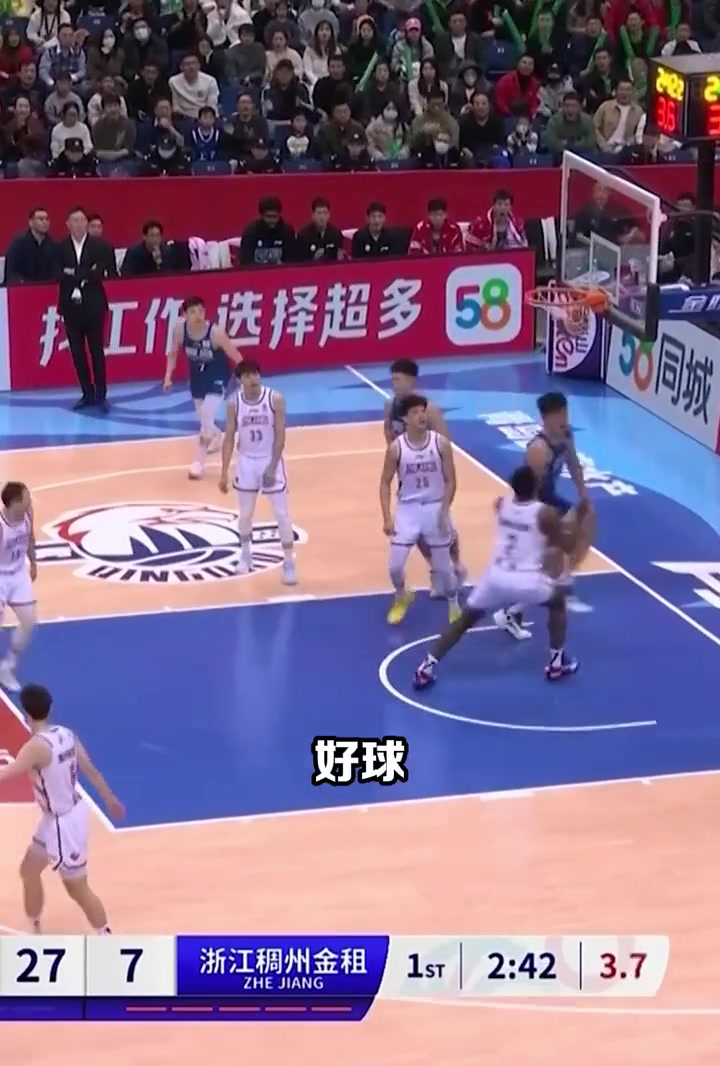 这脚步天秀啊！杨瀚森上下步晃飞对方外援佩里上篮打进