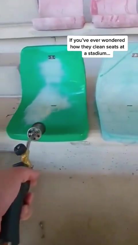 好家伙，足球场的座椅是这么翻新的嘛