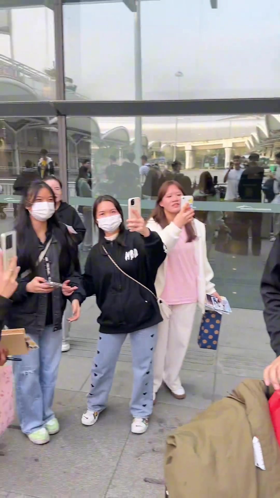 成都的王，落地广州！于德豪晒视频：黄荣奇一下飞机就被一众女粉丝包围