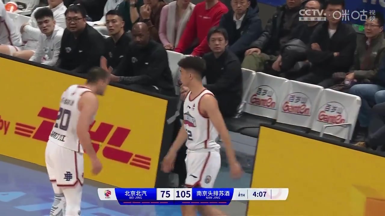 同曦大比分领先北京 西热下场时向北京球迷鞠躬致意