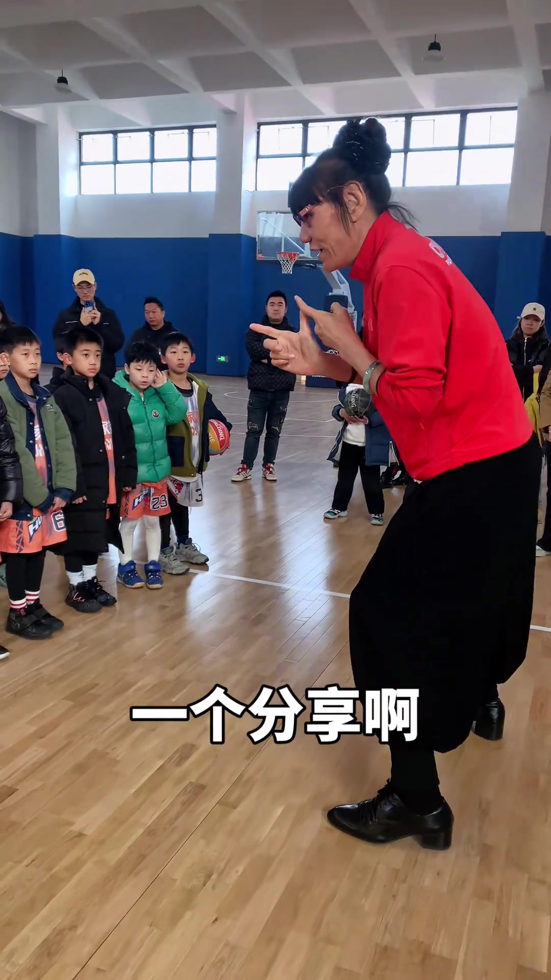 中国女篮第一人！郑海霞弯腰耐心地指导小朋友 声音有点男性化？