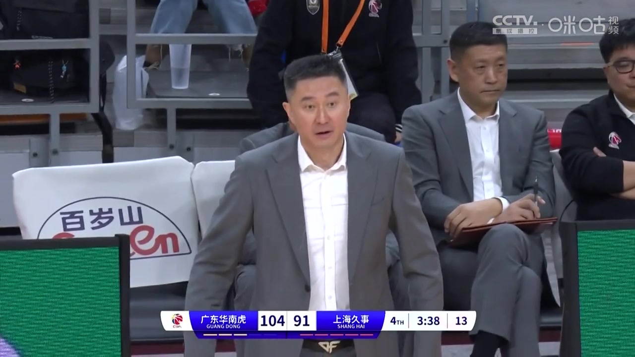 广东队连续被上海队抢到前场篮板，杜锋指导在场边直接破口大骂！