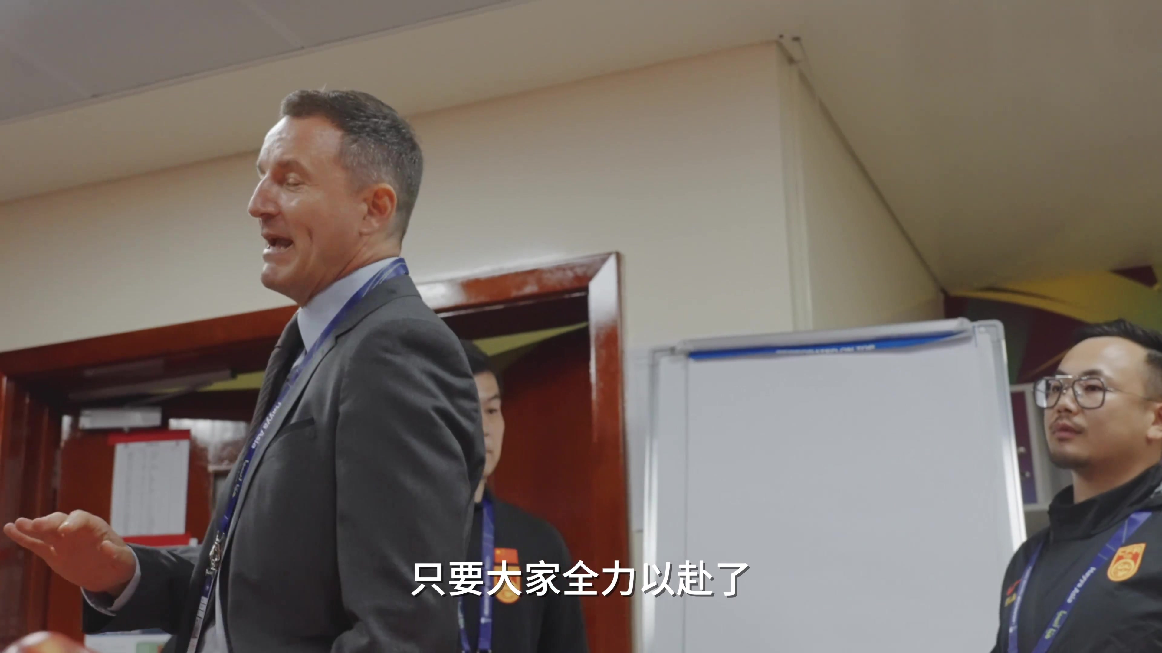 扬科维奇赛前更衣室训话：利用好定位球机会 失误由我来担责