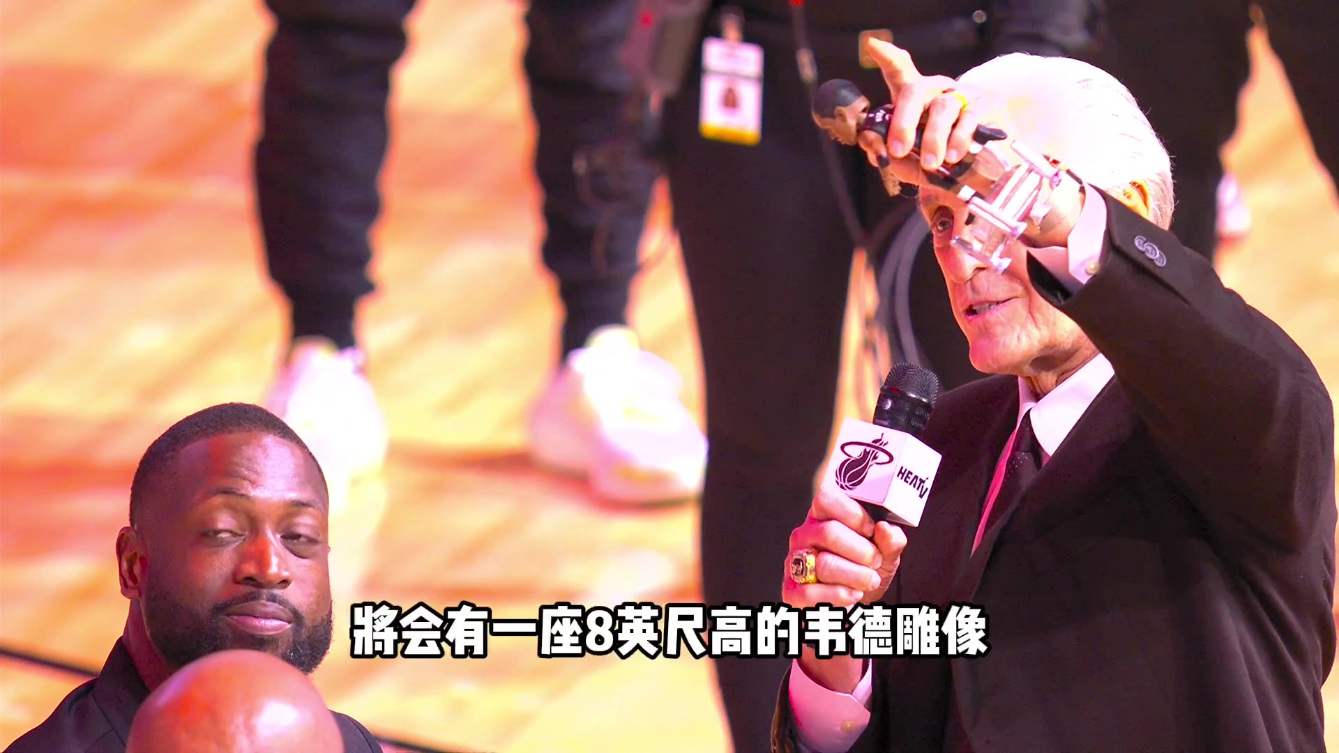 莱利：我们给你整一个比奥尼尔还大只的雕塑！韦德听了乐开花