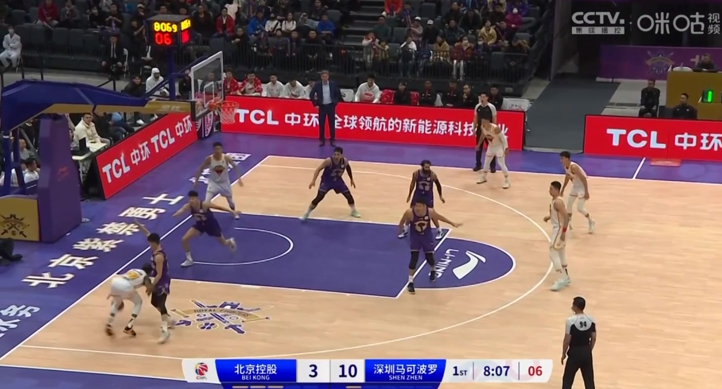 看回放是无意的吧？刘晓宇遭亚当斯顶到裆部 看着都疼！