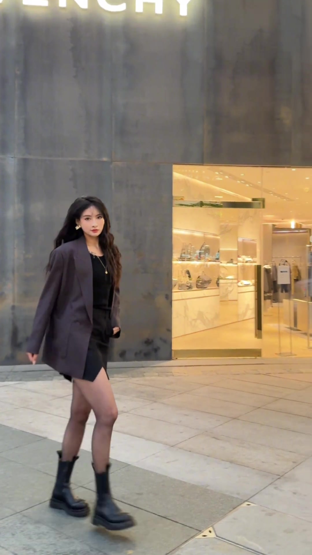 一米八大长腿！前女篮国手石一童这小西服黑丝穿搭如何哈？