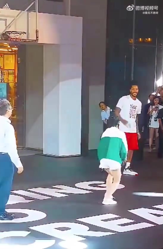 罗斯在中国行时扣篮的样子，多少有点令人动容了