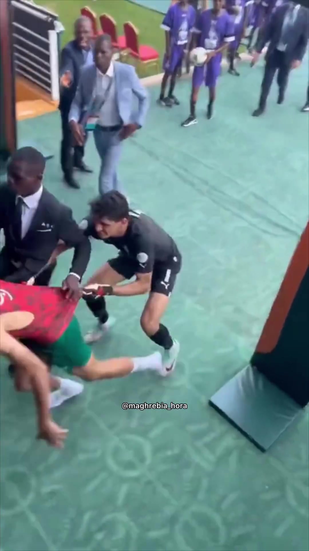 有点猛！刚果球员疑似出言不逊，摩洛哥球员冲进球员通道要暴揍