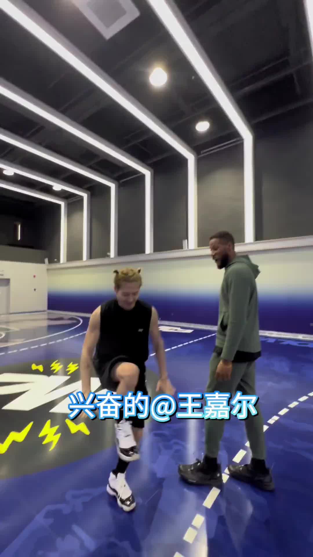 王嘉尔中线三分击败威姆斯 模仿詹姆斯招牌霸王步
