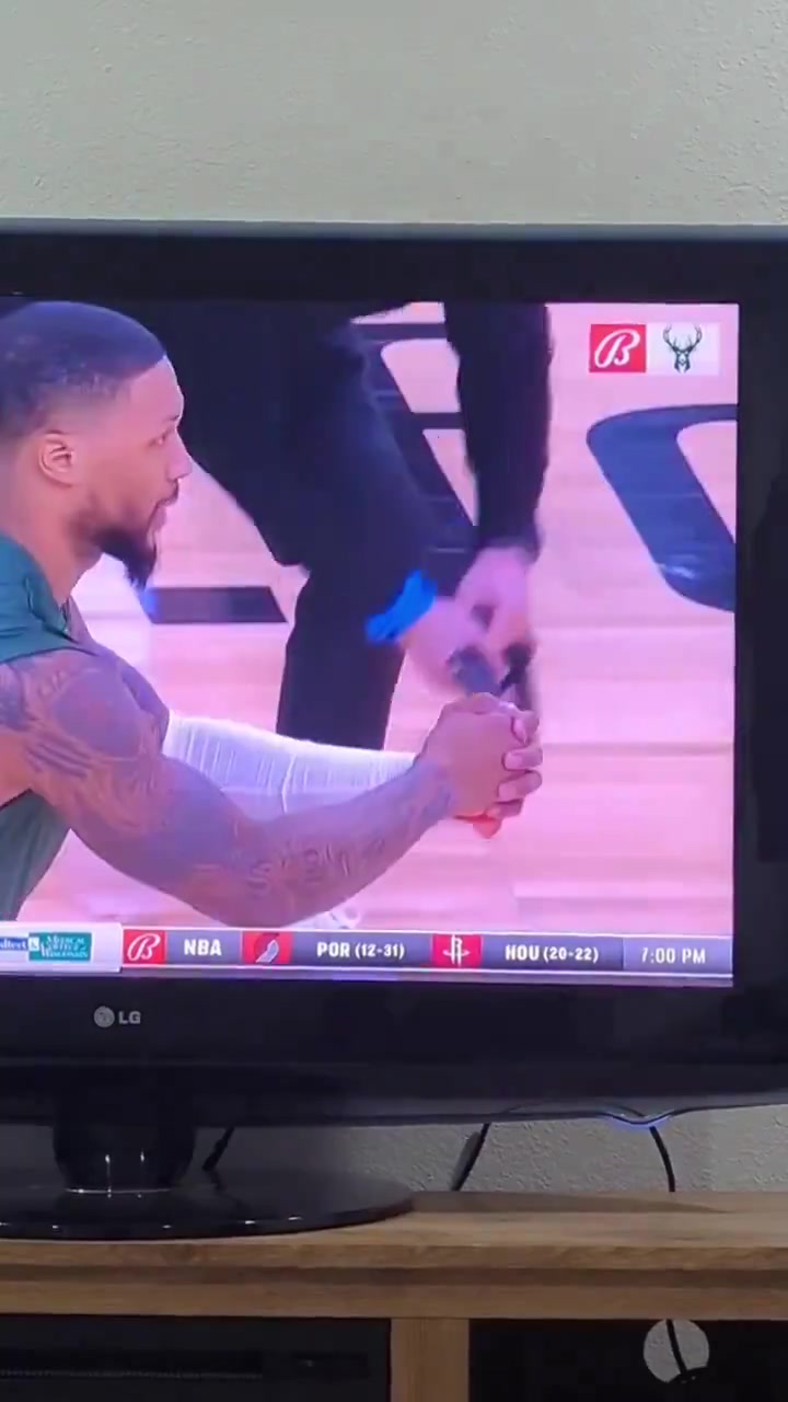 NBA第一关系户？美女记者正在报道，字母哥哥在后面搞笑投篮大秀舞蹈！