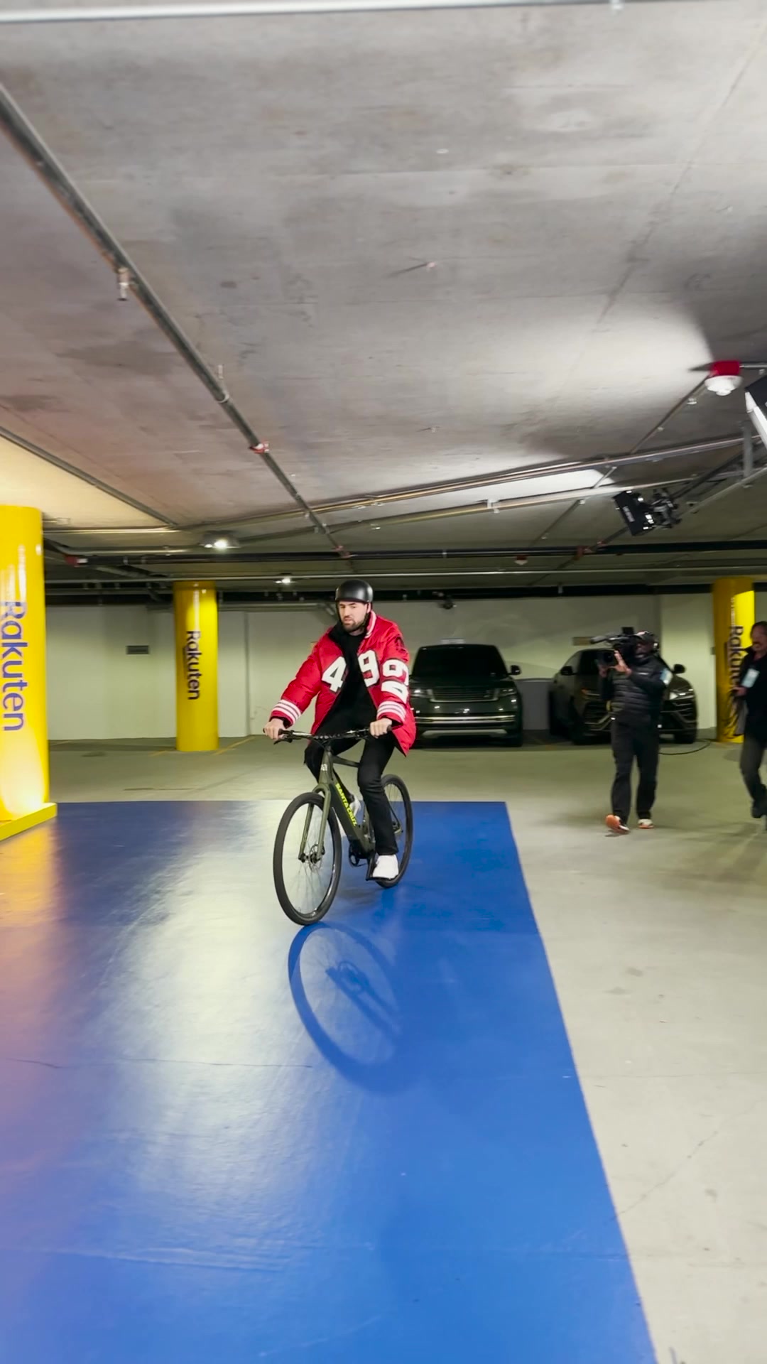 谜一样的男人！克莱骑着自行车、身穿NFL49人红衣抵达球馆