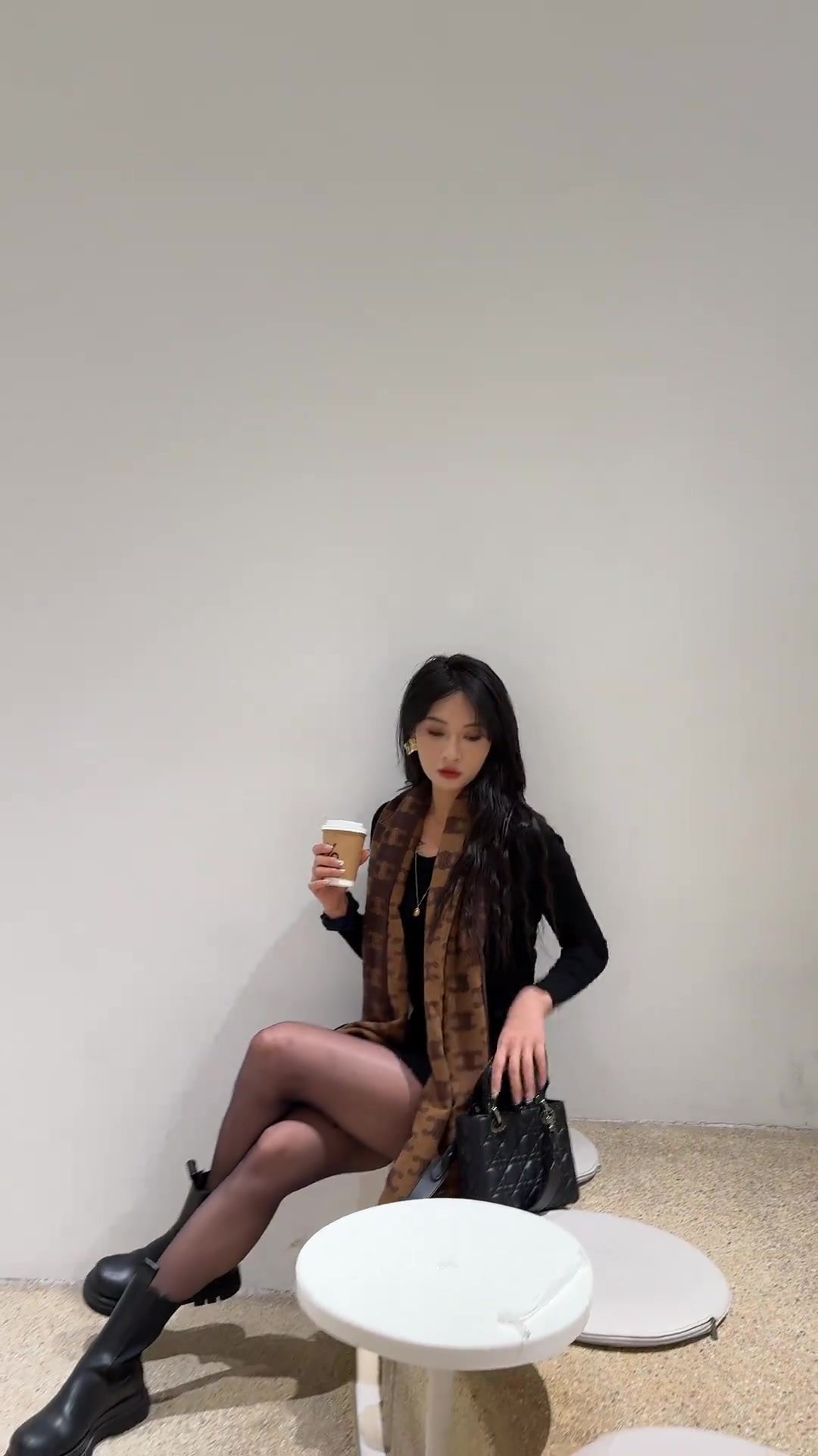 身高一米八的篮球女神石一童 穿上黑丝短裙原来这么性感