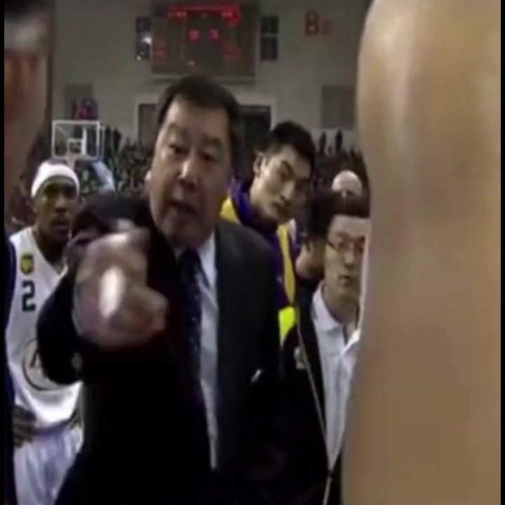 名场面！吴庆龙训话郭艾伦 后者不满！前者直言：你打的好啊！？