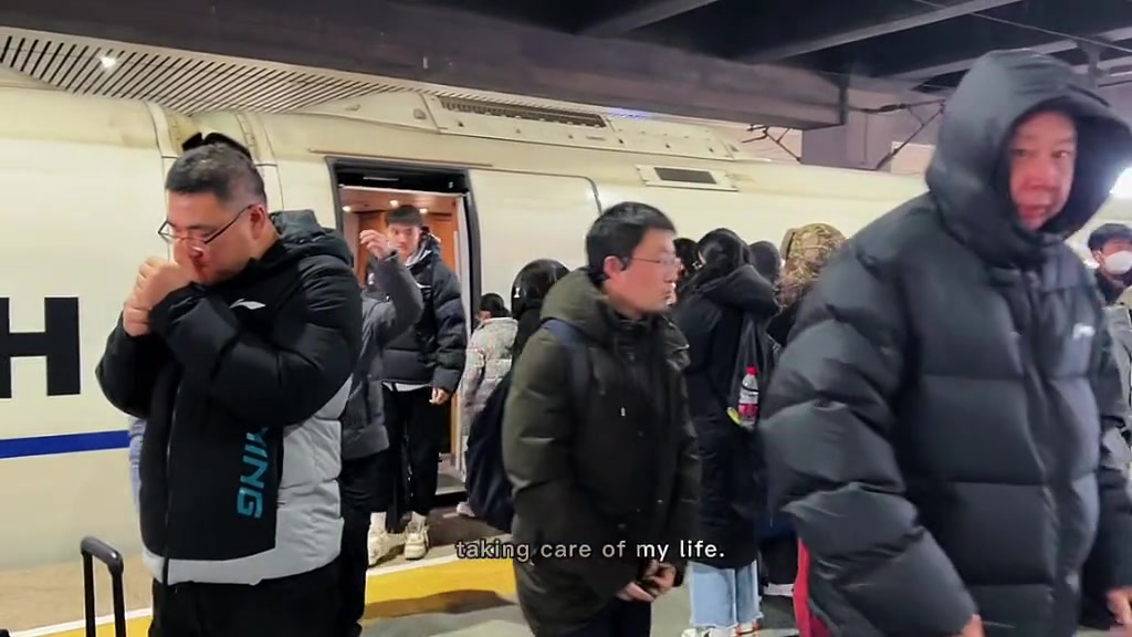 笑死！辽宁助教吴指导下动车正要点烟 看到有人拍视频立马拿掉了