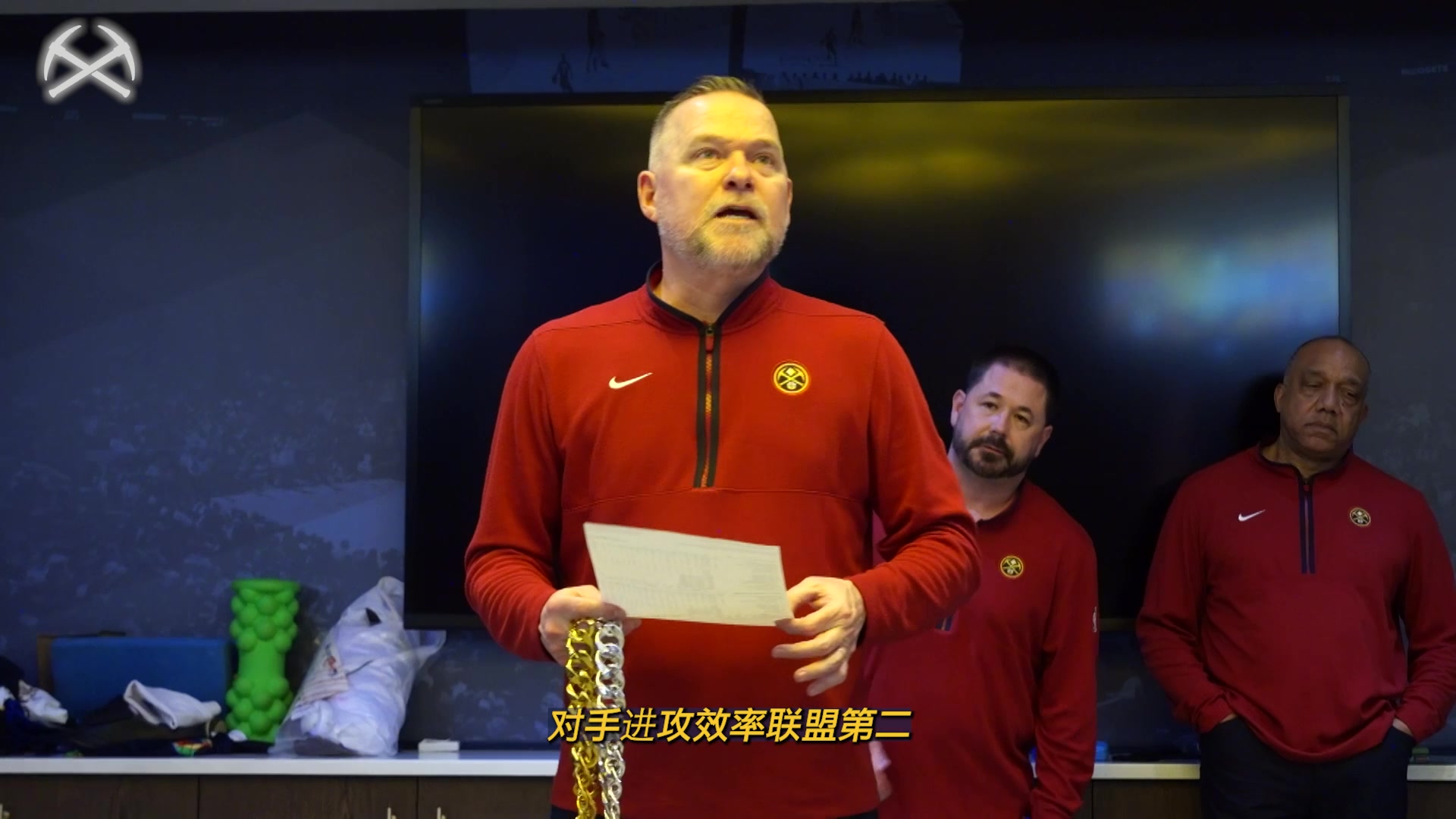 马龙将大金链子给波普 马龙掘金生涯400胜！戈登送上赛用球