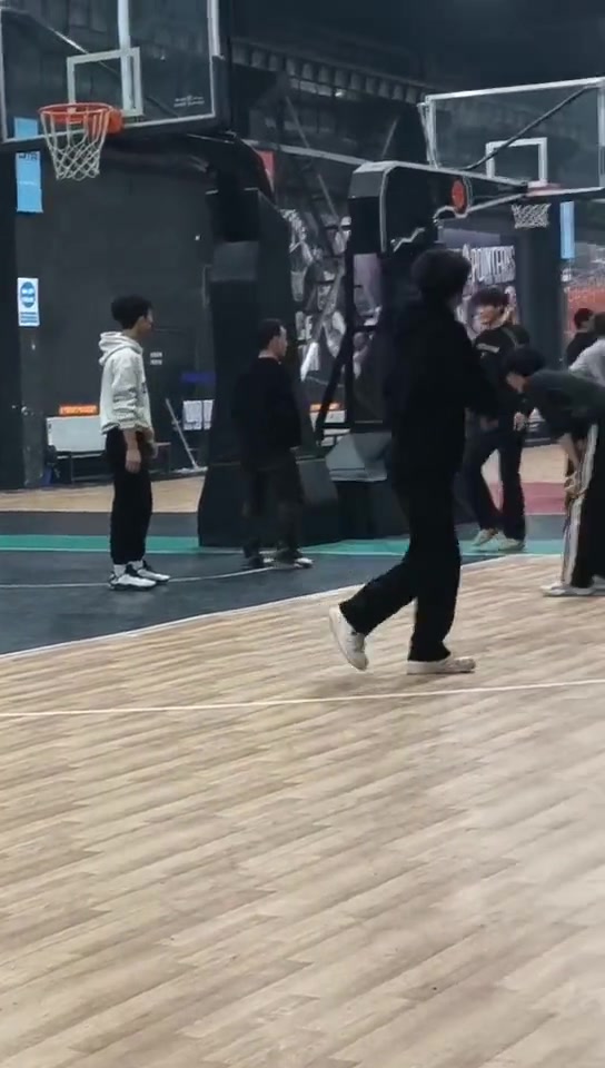 懂的吧友说说这防守犯规了吗？