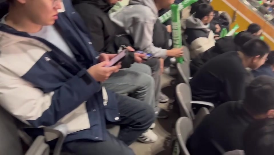 辽宁球迷在北控主场喊起口号：辽宁队过年好！1234我爱辽篮