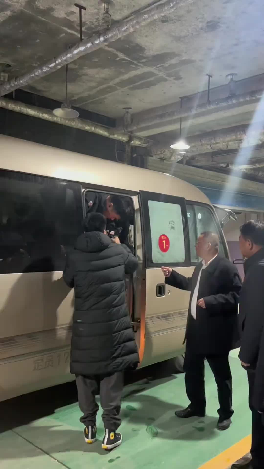 气场全开！姚明已到达金延安 车在衬托下略显瘦小